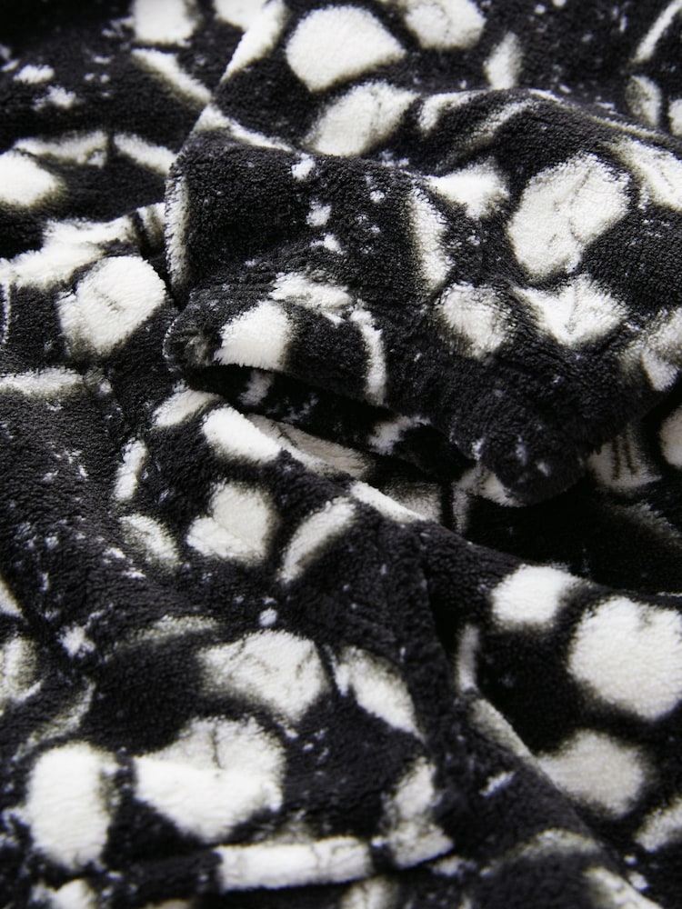Monochrome Football Hooded Blanket (3-16yrs) - Image 7 of 7 Monochrome Football Hooded Blanket (3-16yrs) - Image 7 of 7