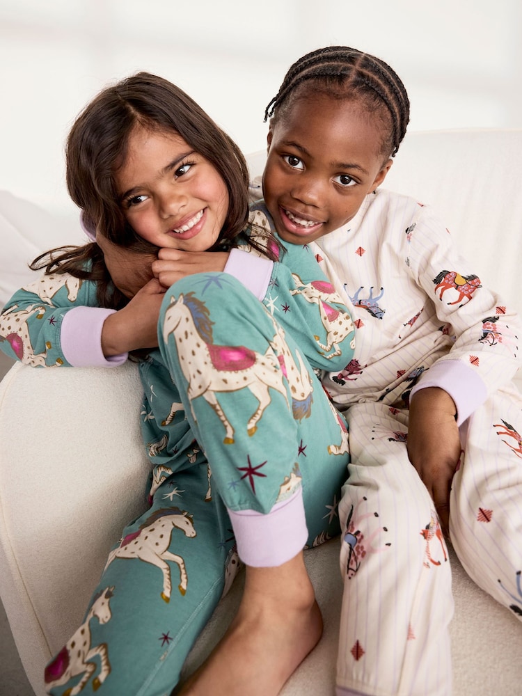 Conjunto de pijamas longo infantil Chelsea Peers, duas peças, em algodão, com estampado de cavalos listrado e de carrossel. - Imagem 2 de 9 Conjunto de pijamas longo infantil Chelsea Peers, duas peças, em algodão, com estampado de cavalos listrado e de carrossel. - Imagem 2 de 9