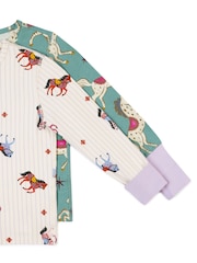Conjunto de pijamas longo infantil Chelsea Peers, duas peças, em algodão, com estampado de cavalos listrado e de carrossel. - Imagem 8 de 9