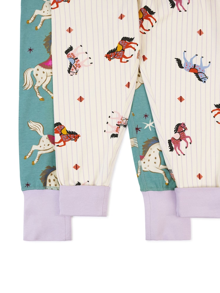 Conjunto de pijamas longo infantil Chelsea Peers, duas peças, em algodão, com estampado de cavalos listrado e de carrossel. - Imagem 9 de 9 Conjunto de pijamas longo infantil Chelsea Peers, duas peças, em algodão, com estampado de cavalos listrado e de carrossel. - Imagem 9 de 9