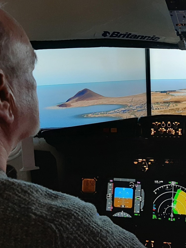 Virgin Experience Days Flight Simulator Experience Aboard A Boeing 737 Gift - Image 1 of 2