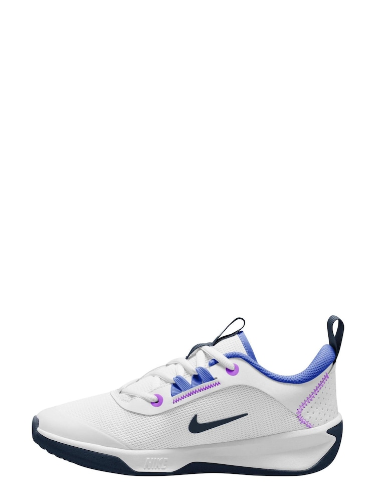 Nike White/Navy Omni Youth Trainers - Image 2 of 4
