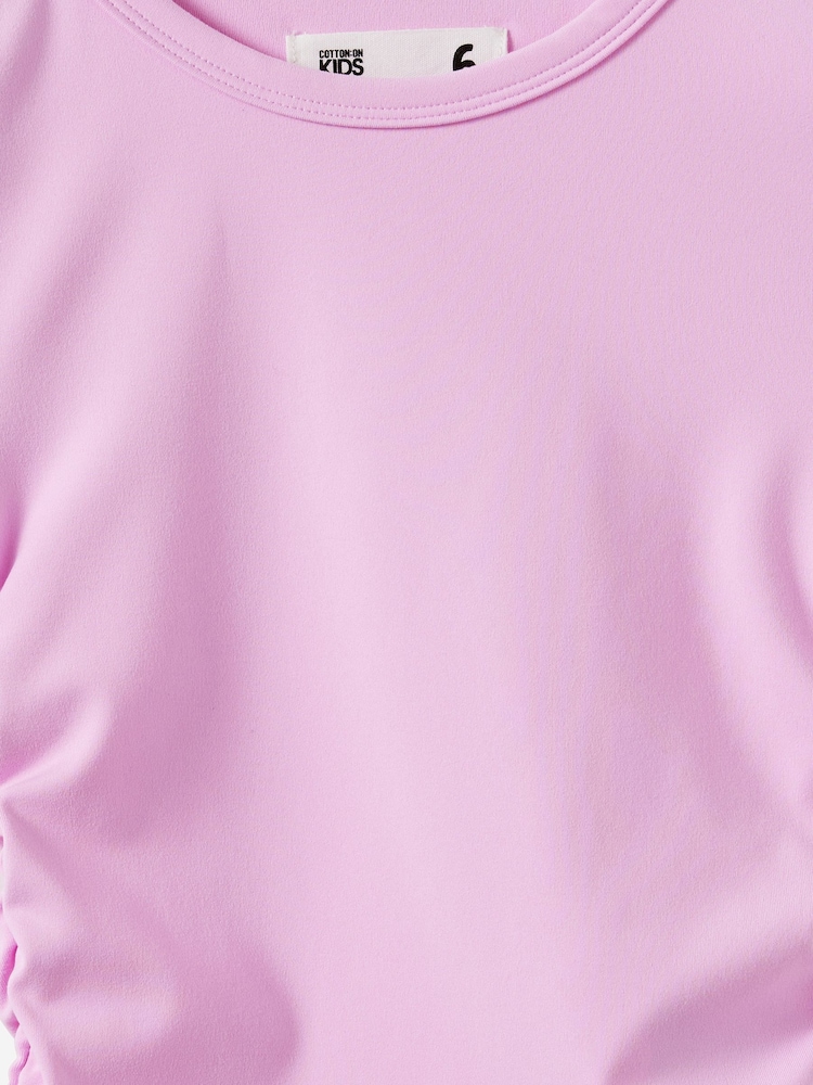 סגול - Cotton On חולצת טי זעירה מבד סטרץ' רך עם שרוולים קצרים וכיווצים - תמונה 2 מתוך 3 סגול - Cotton On חולצת טי זעירה מבד סטרץ' רך עם שרוולים קצרים וכיווצים - תמונה 2 מתוך 3