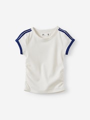 לבן - Cotton On חולצת טי זעירה מבד סטרץ' רך עם שרוולים קצרים וכיווצים - תמונה 1 מתוך 3
