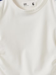 לבן - Cotton On חולצת טי זעירה מבד סטרץ' רך עם שרוולים קצרים וכיווצים - תמונה 2 מתוך 3