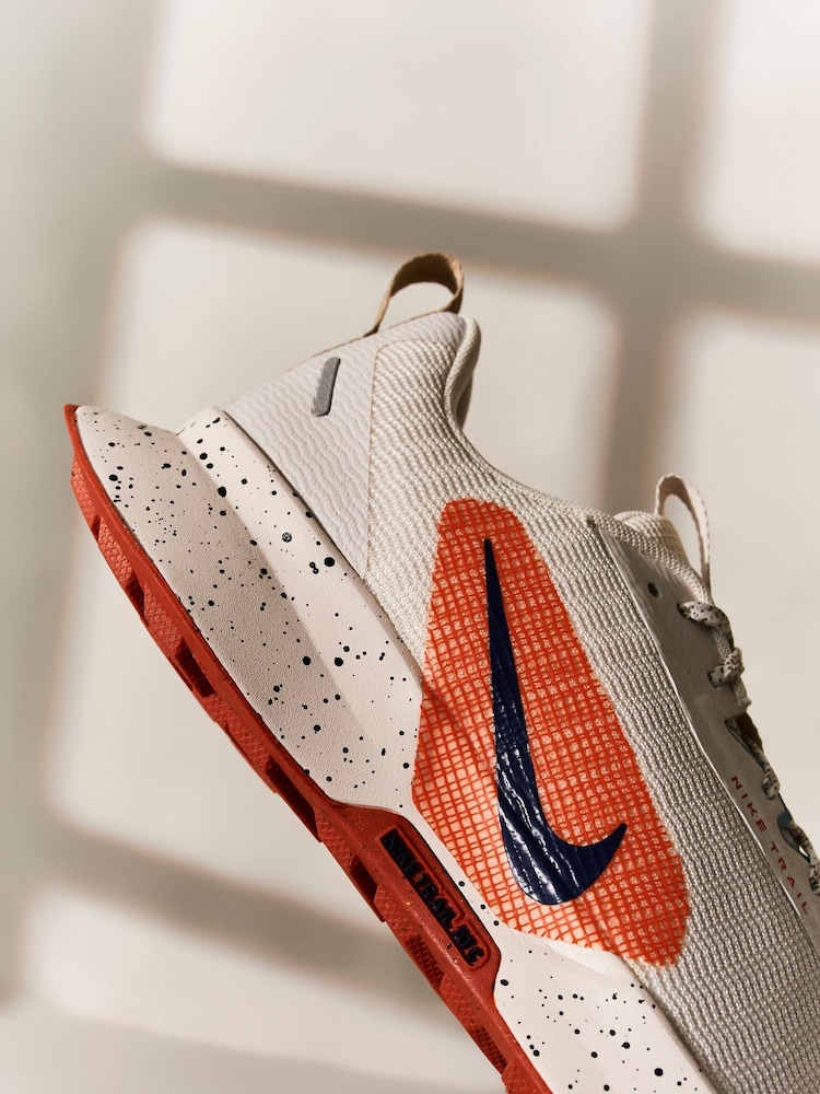 Nike White/Navy Juniper Trail 3 Running Trainers - Image 3 of 21