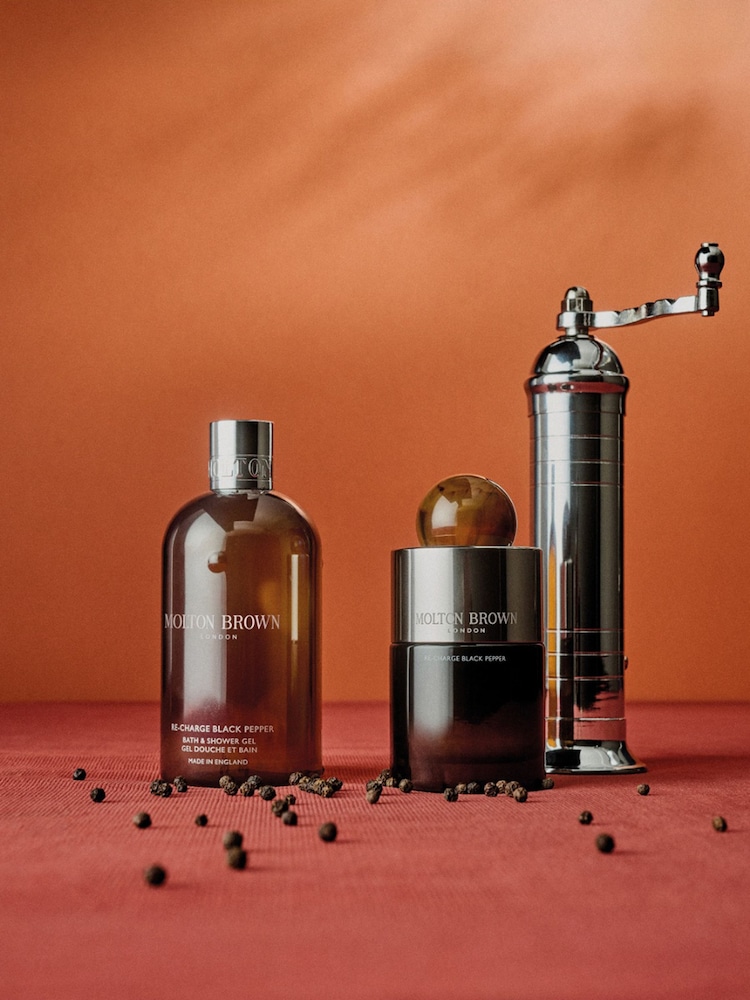Molton Brown Re-Charge Black Pepper 300ml Bath & Shower Gel - Image 3 of 3 Molton Brown Re-Charge Black Pepper 300ml Bath & Shower Gel - Image 3 of 3