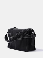 Mint Velvet Annie Semsket Crossbody-veske - Bilde 5 av 6