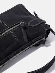 Mint Velvet Annie Semsket Crossbody-veske - Bilde 6 av 6
