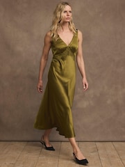 Grün - Mint Velvet Midikleid aus Satin mit Spitzen-Detail - Bild 2 von 8