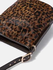 Mint Velvet Isla Leopard Print Δερμάτινη τσάντα κάδου με υφή - Εικόνα 4 από 5