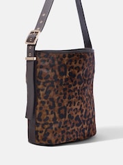 Mint Velvet Isla Leopard Print Δερμάτινη τσάντα κάδου με υφή - Εικόνα 5 από 5
