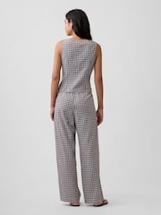 Pantalones de pernera ancha de tiro medio en mezcla de lino con cuadros sin cierres de Gap - Imagen 2 de 6