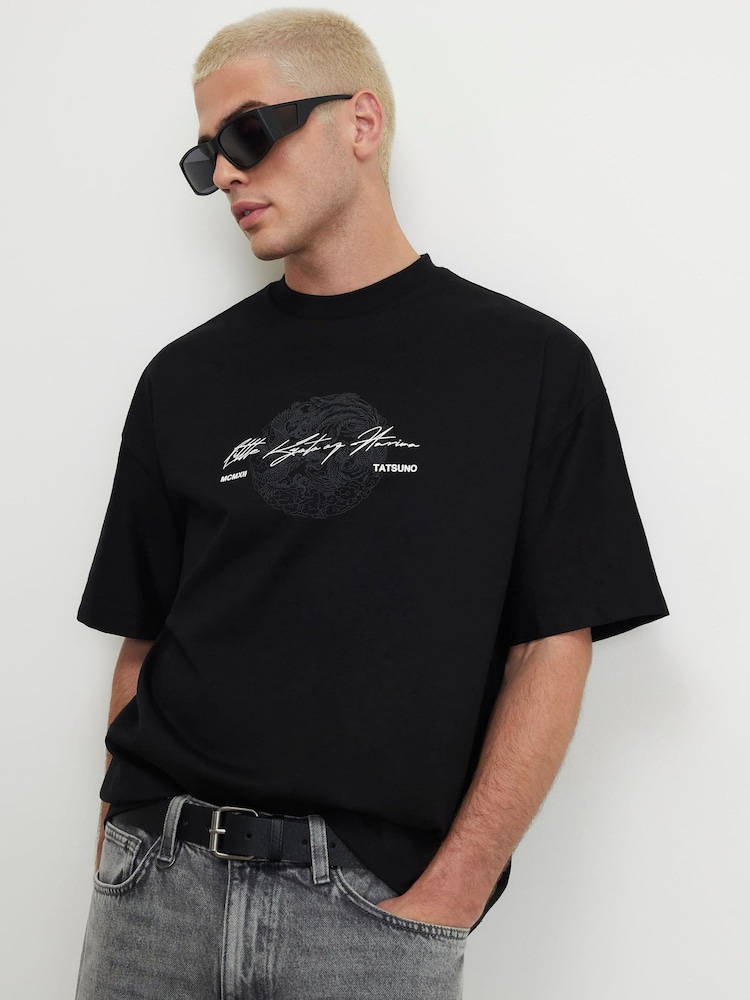 River Island Oversized Tatsuno Print T-Shirt - صورة 2 من 4 River Island Oversized Tatsuno Print T-Shirt - صورة 2 من 4