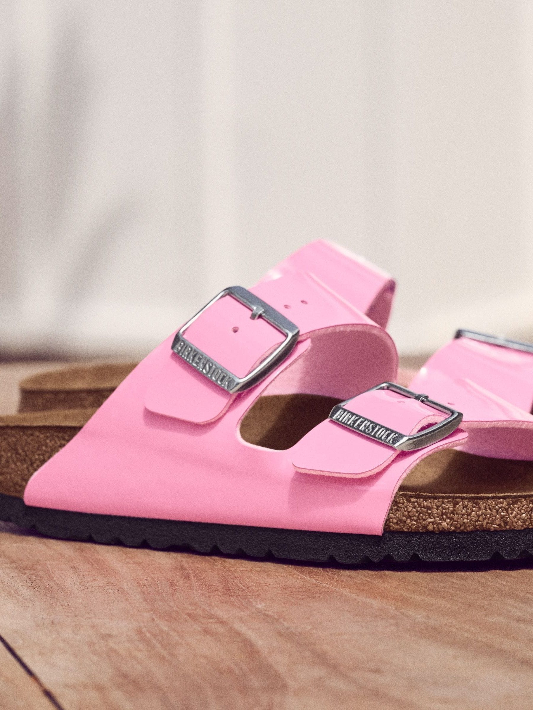 Kaufe Sie Pink und Schwarz Birkenstock Arizona Birko Flor Lacksandalen bei Next Deutschland