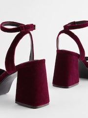 Jagodno rdeča - Sandali s platformo Forever Comfort® - Slika 4 iz 5