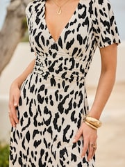 Sosandar Animal Print V-Neck Ruched Waist Fit & Flare Dress - Imagen 5 de 5