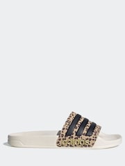 Weißer Grund - adidas Sportswear Adilette Sliders - Bild 1 von 9