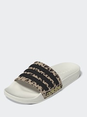 Weißer Grund - adidas Sportswear Adilette Sliders - Bild 3 von 9