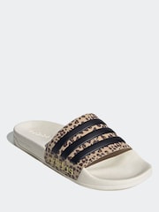 Weißer Grund - adidas Sportswear Adilette Sliders - Bild 4 von 9