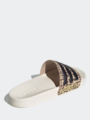 Weißer Grund - adidas Sportswear Adilette Sliders - Bild 5 von 9