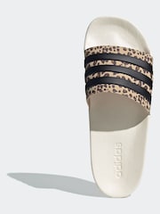 Weißer Grund - adidas Sportswear Adilette Sliders - Bild 6 von 9