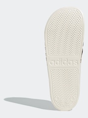 Weißer Grund - adidas Sportswear Adilette Sliders - Bild 7 von 9