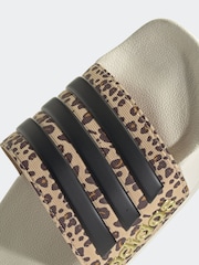 Weißer Grund - adidas Sportswear Adilette Sliders - Bild 8 von 9