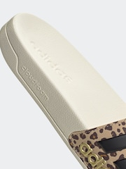 Weißer Grund - adidas Sportswear Adilette Sliders - Bild 9 von 9