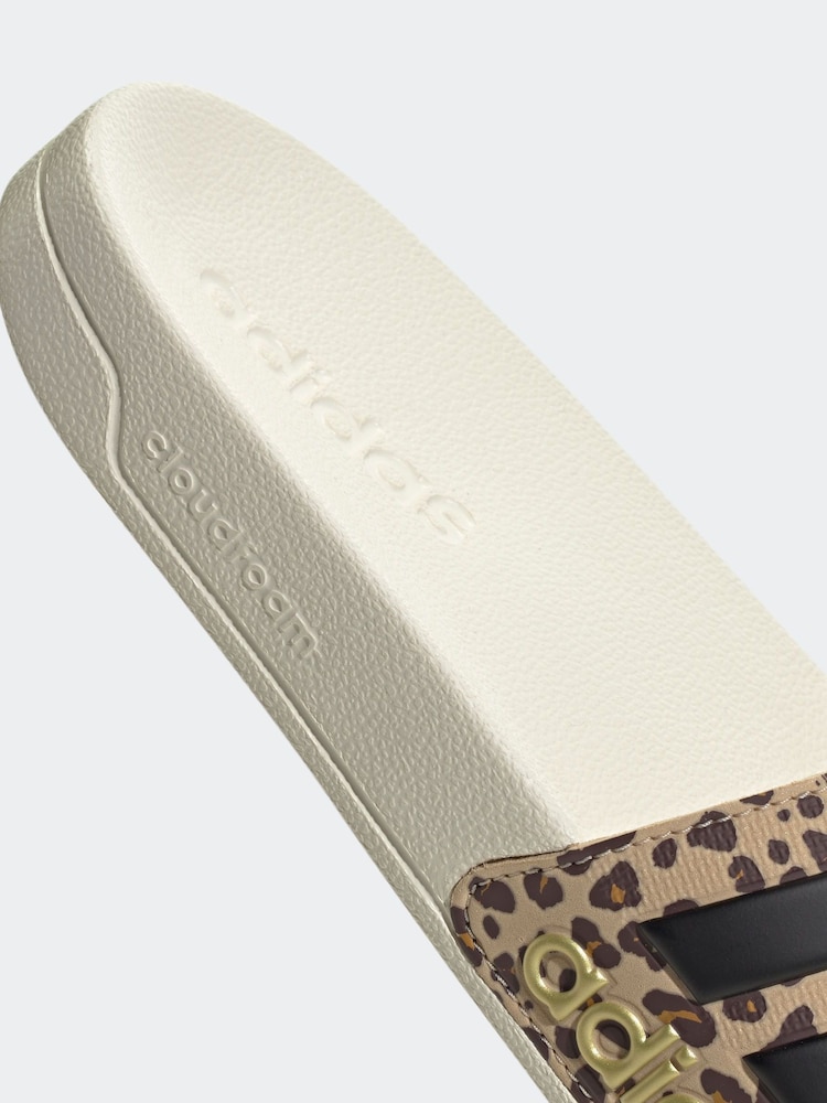Weißer Grund - adidas Sportswear Adilette Sliders - Bild 9 von 9 Weißer Grund - adidas Sportswear Adilette Sliders - Bild 9 von 9