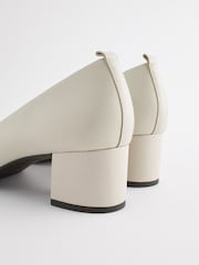Kostna/črna kapa s konico - Usnjeni čevlji s široko peto Forever Comfort® - Slika 5 iz 8