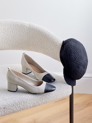 Kostna/črna kapa s konico - Usnjeni čevlji s široko peto Forever Comfort® - Slika 7 iz 8