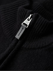 črna - Superdry pletena oblačila z vezenino Superdry Essential Henley - Slika 6 iz 6