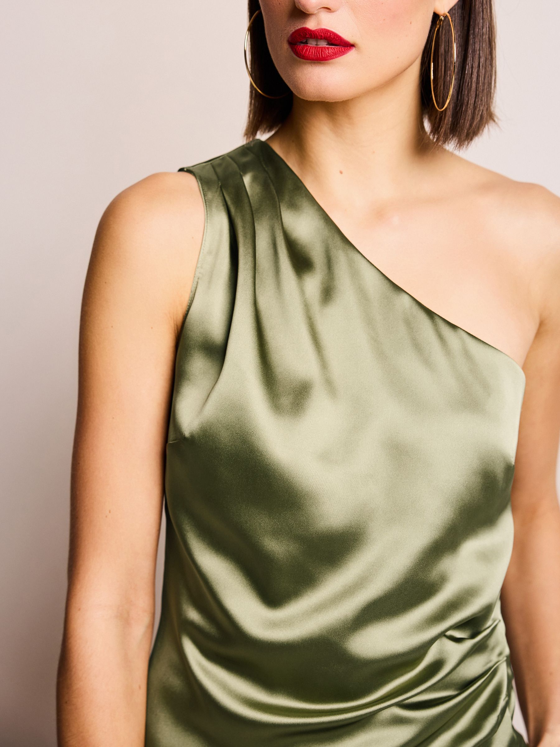 Kaufe Sie Grun One Shoulder Top aus Satin bei Next Deutschland