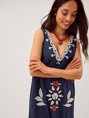 Vestido a media pierna con bordado tropical Eloise de Monsoon - Imagen 2 de 4