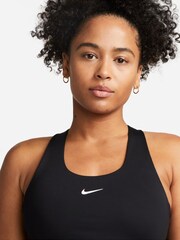 Negro - Camiseta sin mangas con relleno de media sujeción y sujetador deportivo integrado Swoosh de Nike - Imagen 4 de 5