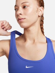 Синий - Спортивный бюстгальтер легкой поддержки с логотипом Nike - Изображение 5 из 6