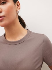 Neutral-Braungrau - Essential Kurzarm-T-Shirt aus reiner Baumwolle mit Rundhalsausschnitt - Image 4 of 4