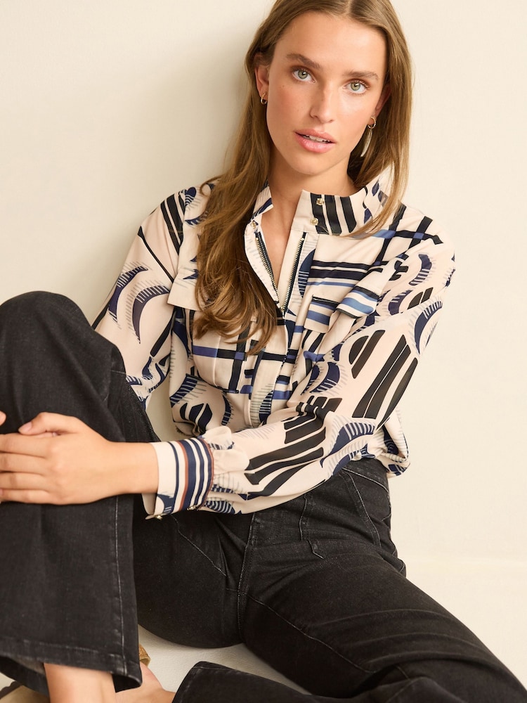 Ecru Cream Geo Karos - Bluse mit Reißverschluss vorne und Utility-Tasche - Bild 1 von 5 Ecru Cream Geo Karos - Bluse mit Reißverschluss vorne und Utility-Tasche - Bild 1 von 5