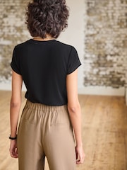 Negro - Camiseta de manga corta de canalé con diseño suave al tacto con TENCEL™ Lyocell - Imagen 3 de 6