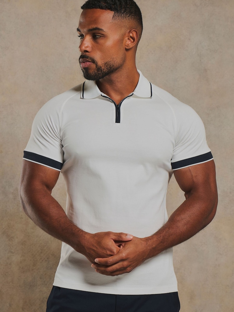 Weiß - Tailored Athlete Polo-Shirt mit muskulöser Passform, mercerisierter Baumwolle und kontrastierendem Besatz am Reißverschlusskragen - Bild 1 von 7 Weiß - Tailored Athlete Polo-Shirt mit muskulöser Passform, mercerisierter Baumwolle und kontrastierendem Besatz am Reißverschlusskragen - Bild 1 von 7