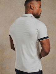 Weiß - Tailored Athlete Polo-Shirt mit muskulöser Passform, mercerisierter Baumwolle und kontrastierendem Besatz am Reißverschlusskragen - Bild 2 von 7