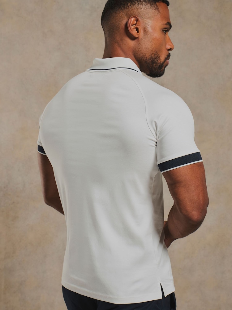 Weiß - Tailored Athlete Polo-Shirt mit muskulöser Passform, mercerisierter Baumwolle und kontrastierendem Besatz am Reißverschlusskragen - Bild 2 von 7 Weiß - Tailored Athlete Polo-Shirt mit muskulöser Passform, mercerisierter Baumwolle und kontrastierendem Besatz am Reißverschlusskragen - Bild 2 von 7