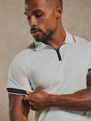 Weiß - Tailored Athlete Polo-Shirt mit muskulöser Passform, mercerisierter Baumwolle und kontrastierendem Besatz am Reißverschlusskragen - Bild 3 von 7