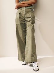 Khakigrün - Chino-Hose mit weitem Bein und Bundfalte - Bild 1 von 6