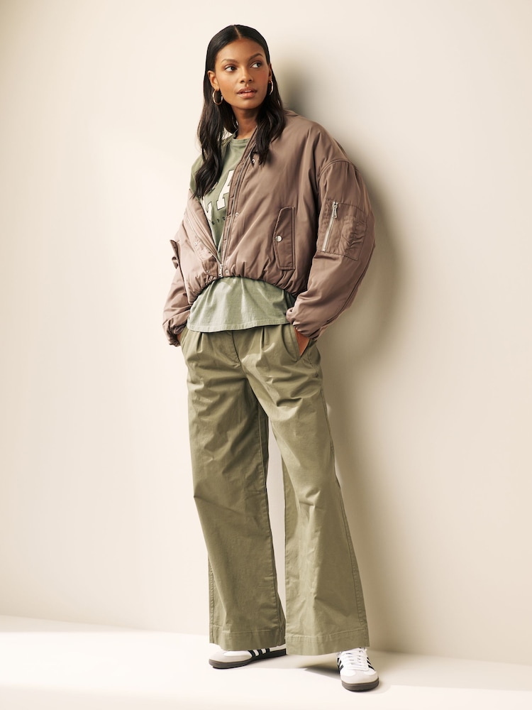 Khakigrün - Chino-Hose mit weitem Bein und Bundfalte - Bild 2 von 6
