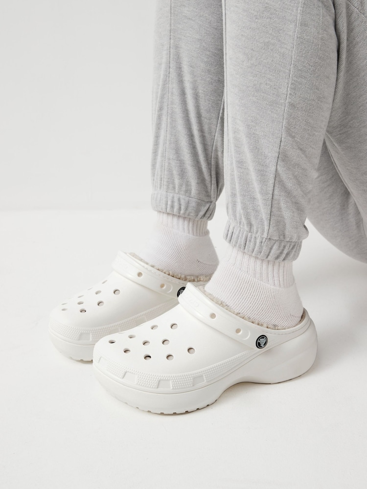 Białe chodaki Crocs Classic na platformie z puszystą wyściółką - Image 2 of 11