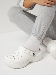 Białe chodaki Crocs Classic na platformie z puszystą wyściółką - Image 3 of 11