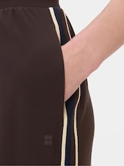 Sweaty Betty Brown Explorer 5.5 Side Stripe Shorts - Image 3 of 6