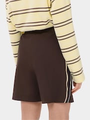 Sweaty Betty Brown Explorer 5.5 Side Stripe Shorts - Image 4 of 6